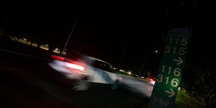 Mesmos locais, velhos problemas. Breu ainda domina regiões do DF. Veja vídeo