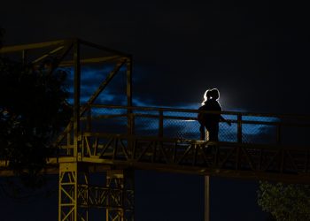 Passarelas do medo: moradores relatam perigo com passagens escuras no DF