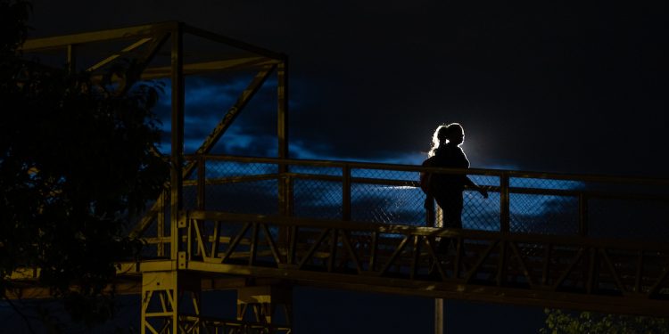 Passarelas do medo: moradores relatam perigo com passagens escuras no DF