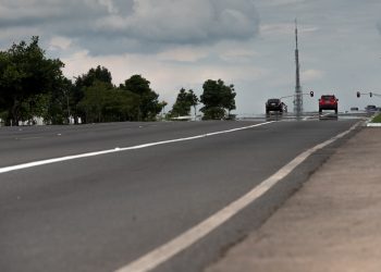 Protesto de motoristas de app fecha vias na área central de Brasília