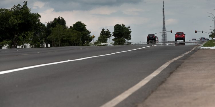 Protesto de motoristas de app fecha vias na área central de Brasília