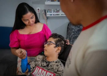 Mãe vende cocadas para custear tratamento de filho com doença rara