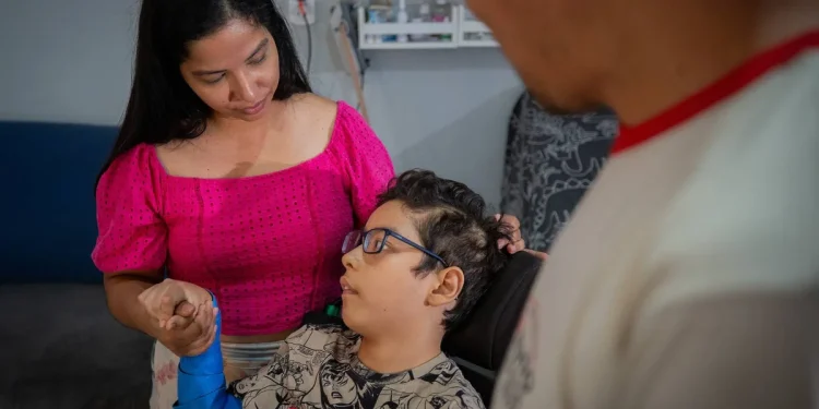 Mãe vende cocadas para custear tratamento de filho com doença rara