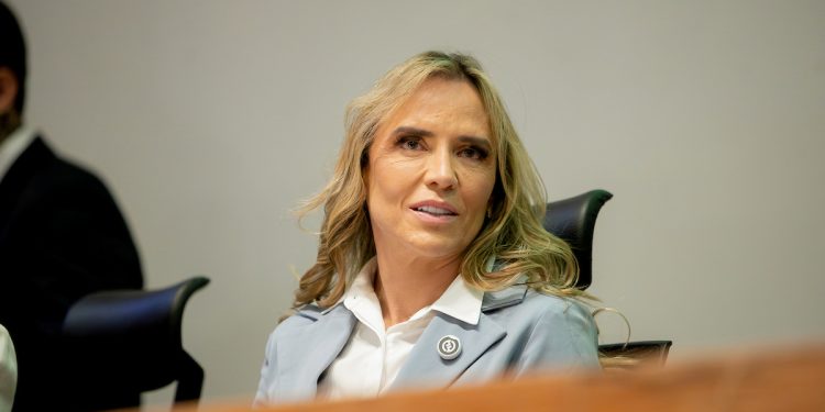 Celina anuncia contingenciamento durante primeira reunião com oposição