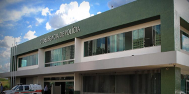 Professora do DF toca o terror em delegacia, xinga agentes e é presa