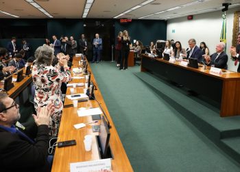Fim da Escala 6×1: oposição busca “compensações” diante de sintonia entre Motta e governo