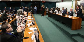 Fim da Escala 6×1: oposição busca “compensações” diante de sintonia entre Motta e governo