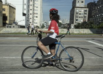 Trabalhadoras por aplicativo reivindicam regulamentação inclusiva e negociam com governo
