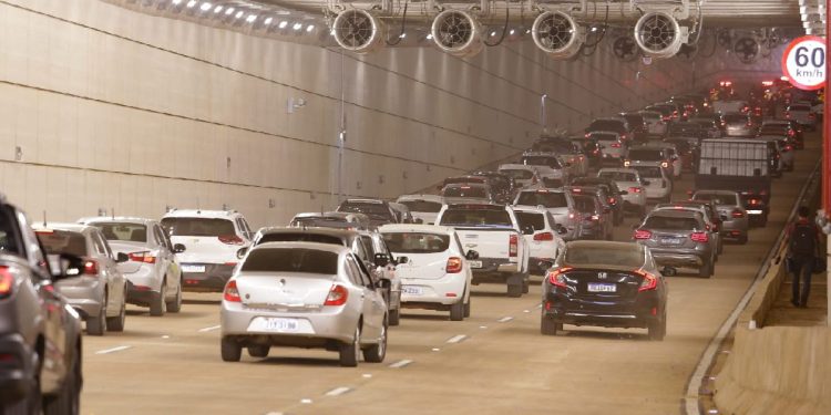 Caminhão colide contra pórtico no Túnel Rei Pelé em Taguatinga