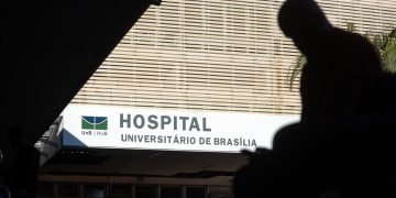 Mosca-varejeira é vista dentro de centro cirúrgico de hospital do DF