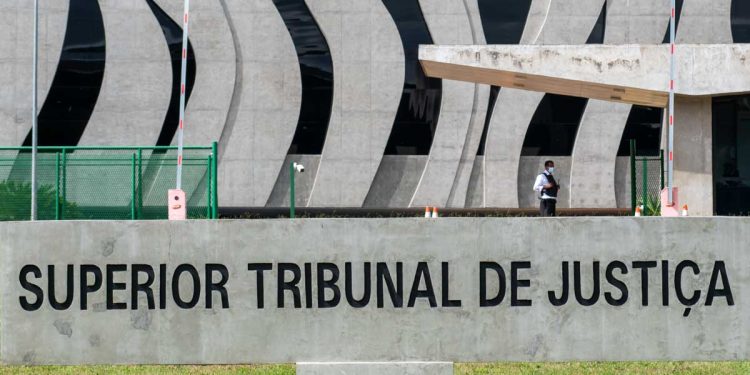 STJ mantém decisão que limita divulgação do meme “fumando dinheiro”