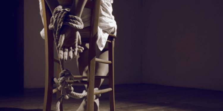 Filha agride, tranca e deixa mãe sem comida por 5 dias em casa no DF