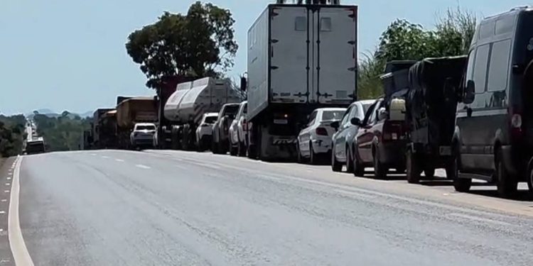 BR-020 tem interdição e congestionamento após acidente com 8 mortes. Veja vídeo