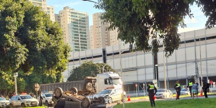 Carro capota após colisão com viatura da PMDF que perseguia fugitivo. Veja vídeo