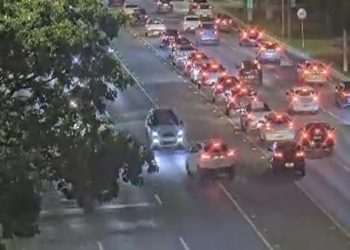 Câmeras flagram acidente impactante no Eixão envolvendo 3 veículos. Veja vídeo