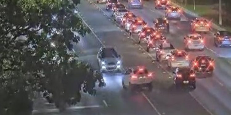 Câmeras flagram acidente impactante no Eixão envolvendo 3 veículos. Veja vídeo