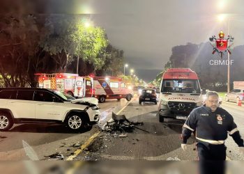 Colisão frontal envolvendo carros e moto impacta trânsito no Eixão