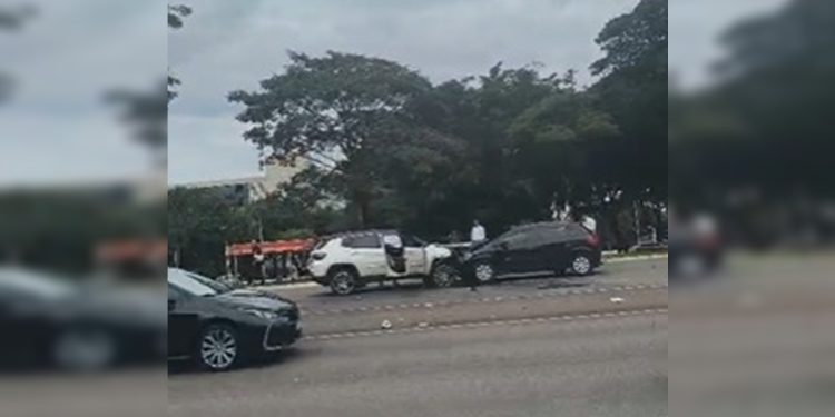 Acidente envolvendo três carros interdita vias no Eixão Sul