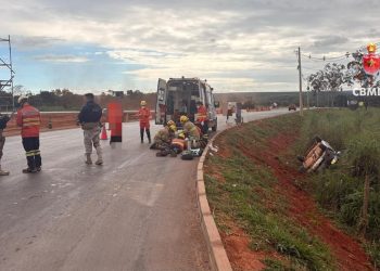 Carro com 3 ocupantes capota, atinge e mata homem na BR-020