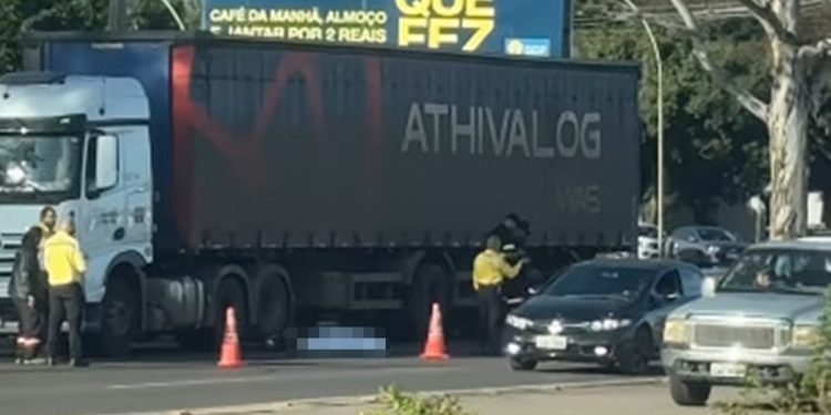 Passageira de moto morre no DF após bater em caminhão parado