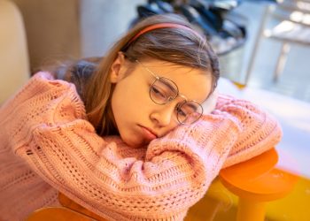 “Jet lag social”: entenda o efeito de dormir tarde e acordar cedo