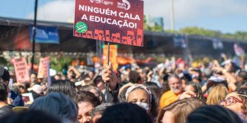 Professores da rede pública do DF anunciam paralisação na quinta-feira