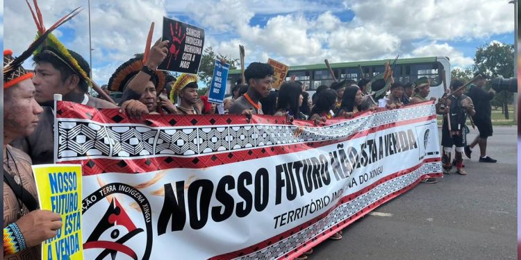 Marcha do Acampamento Terra Livre ocupa Esplanada dos Ministérios