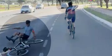 Motorista foge após atingir ciclista; homem fica caído. Veja vídeo