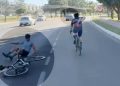Motorista atinge ciclista, derruba no chão e foge após discussão. Veja vídeo
