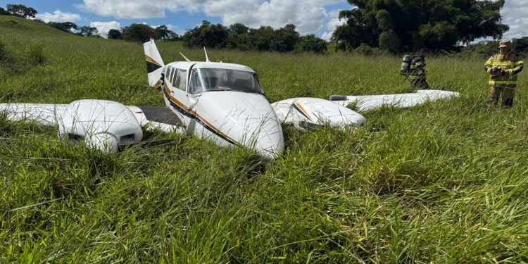 Avião de pequeno porte faz pouso de emergência em Trindade (GO)