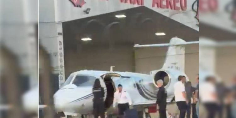 Na véspera de ser julgado, governador de RR pega carona em jatinho e é abordado pela PF. Veja vídeo