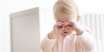 Oftalmologistas ensinam 8 sinais de que seu bebê precisa de óculos