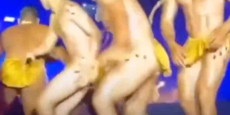 Cena de bacanal com atores seminus na Paixão de Cristo revolta moradores. Veja vídeo