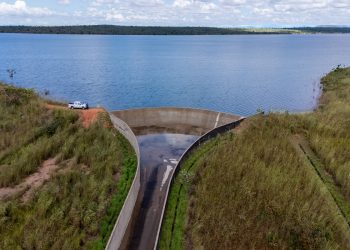 Barragem de Santa Maria transborda pela 1ª vez desde 2022. Veja vídeo