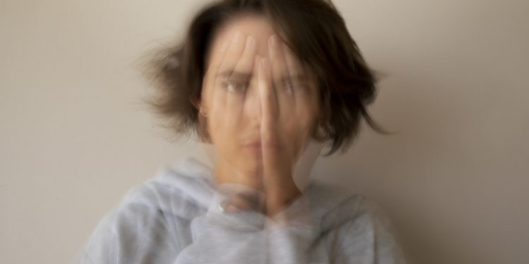 Psiquiatra aponta em qual idade costuma surgir o transtorno bipolar