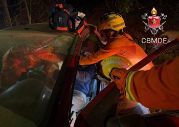 Bombeiros resgatam motorista preso em carro após acidente no DF