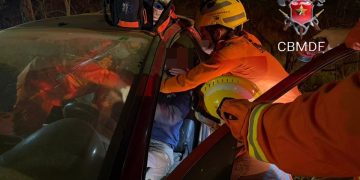 Bombeiros resgatam motorista preso em carro após acidente no DF