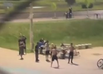 Gritos de “vai morrer” ecoam em ringue de rua improvisado em praça do DF. Vídeo