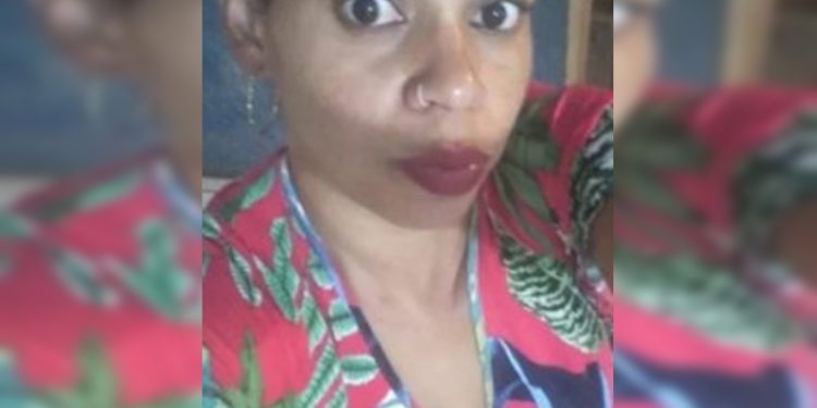 Quem era a mulher morta com uma facada no pescoço na frente do filho