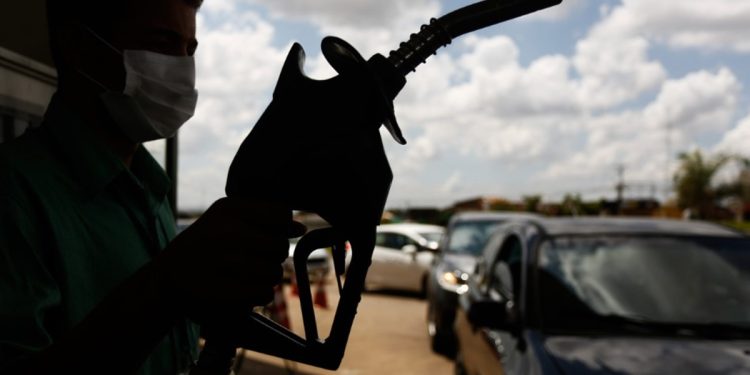 Cade investiga suspeita de alta combinada no preço dos combustíveis