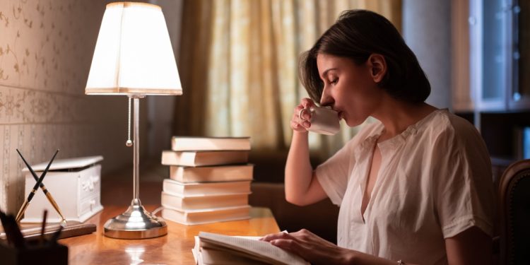 Consumir café à noite pode aumentar impulsividade, alerta estudo