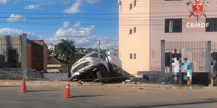 Caminhão desgovernado invade casa no DF e deixa mulher ferida