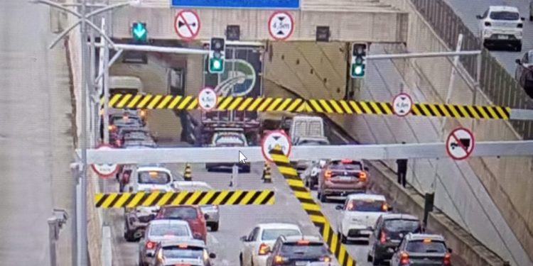 Túnel de Taguatinga é interditado após colisão de caminhão