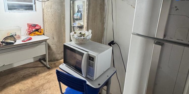 Cantina clandestina funcionava ao lado de banheiro em escola militarizada do DF. Veja vídeo