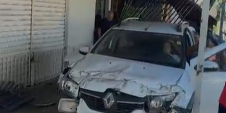 Carro desgovernado invade distribuidora de bebidas no DF. Veja vídeo