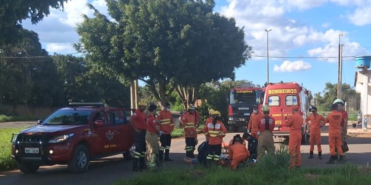 Mulher fica em estado grave após carro capotar no Entorno