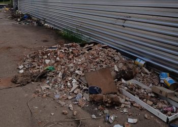 Flagrada, motorista é multada em R$ 3 mil por jogar entulho na rua