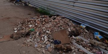 Flagrada, motorista é multada em R$ 3 mil por jogar entulho na rua