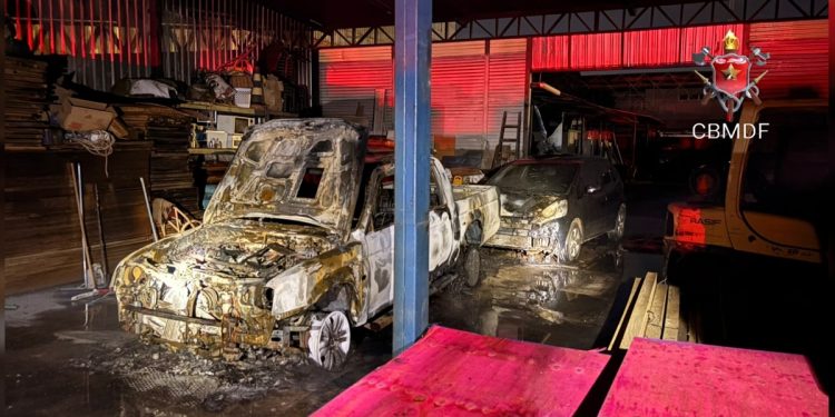 Carros são destruídos por incêndio dentro de madeireira no SIA. Veja vídeo