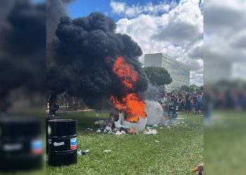 Indígenas incendeiam caveiras diante do Congresso Nacional em ato. Veja vídeo